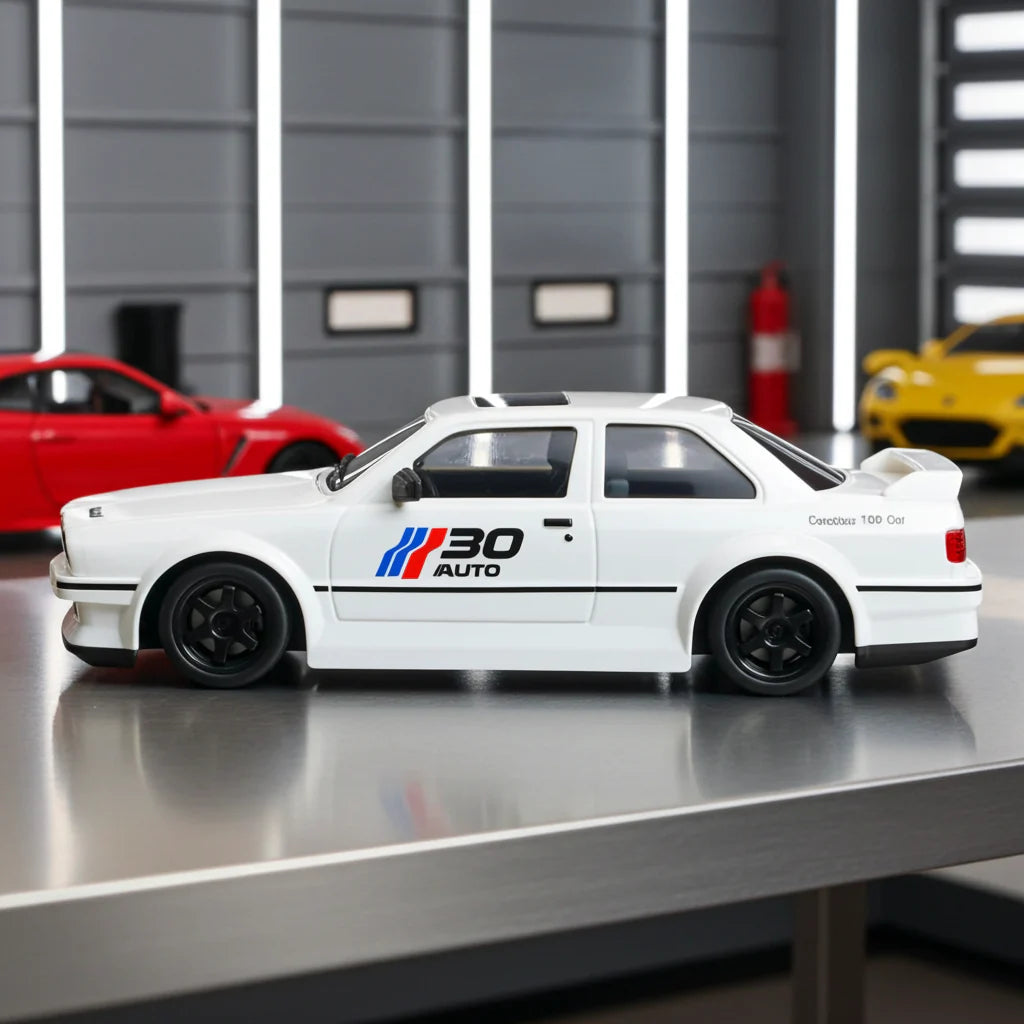 Auto da drift E30 telecomandata ricaricabile con cavo USB