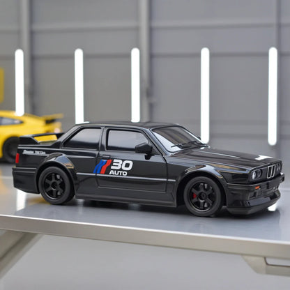 Auto da drift E30 telecomandata ricaricabile con cavo USB
